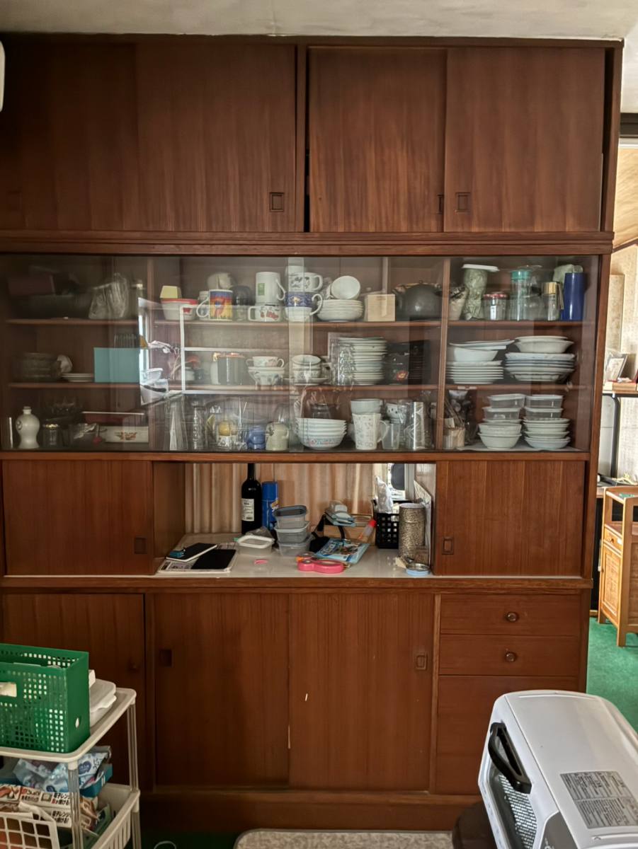 作業前の食器棚